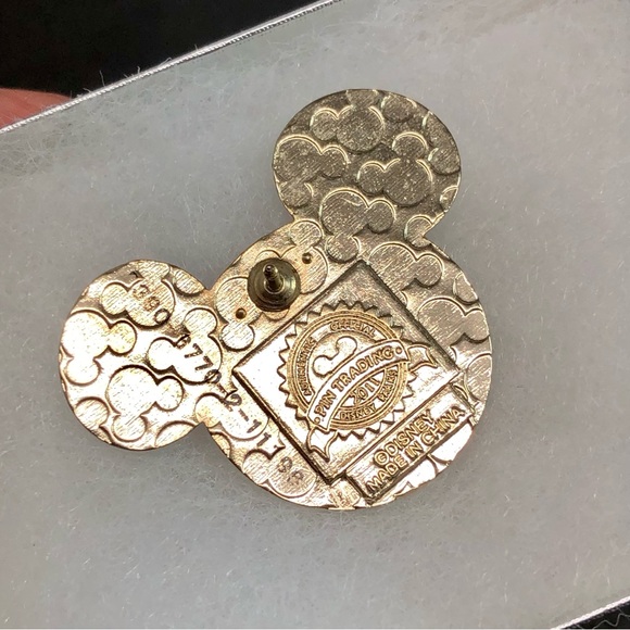 Disney Mickey Ears Santa Pin 2011 - Picture 6 of 13